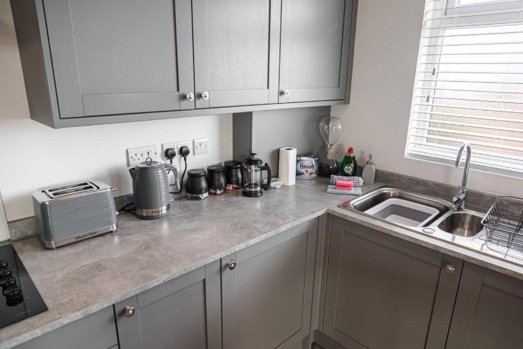 Bournecoast - Stylish Flat With Balcony - Sea Views - 10 Min Walk To Beach - Parking - Wifi - Fm8407 ボーンマス エクステリア 写真