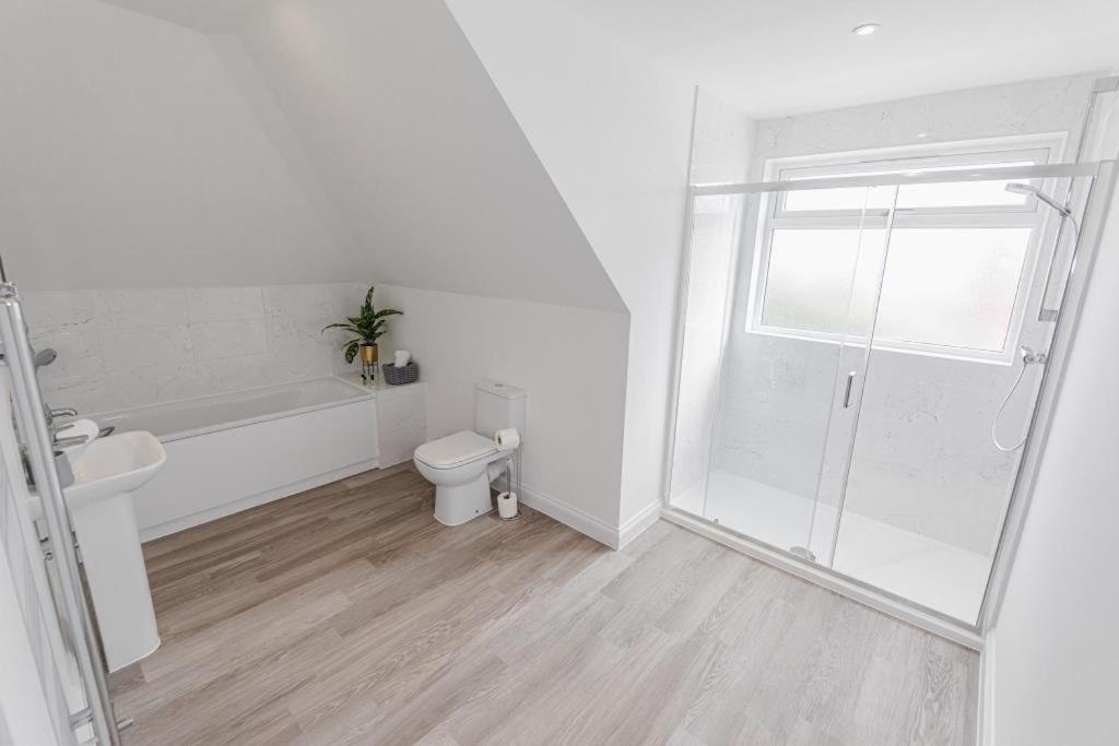 Bournecoast - Stylish Flat With Balcony - Sea Views - 10 Min Walk To Beach - Parking - Wifi - Fm8407 ボーンマス エクステリア 写真