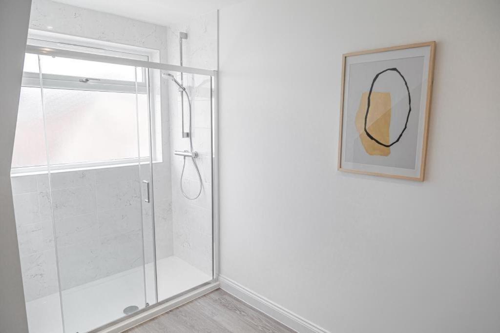 Bournecoast - Stylish Flat With Balcony - Sea Views - 10 Min Walk To Beach - Parking - Wifi - Fm8407 ボーンマス エクステリア 写真